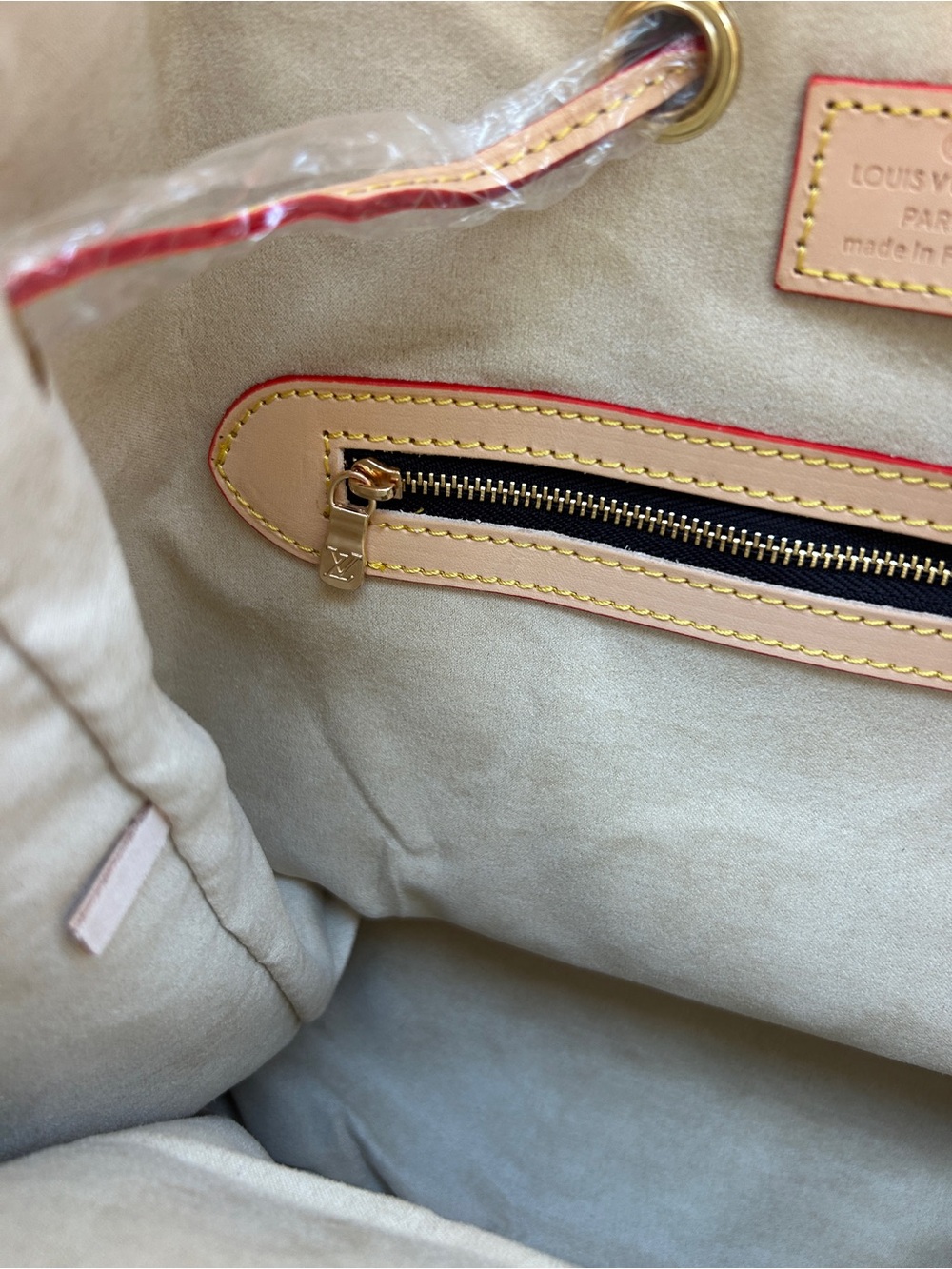 Louis Vuitton - Picture 8 of 9